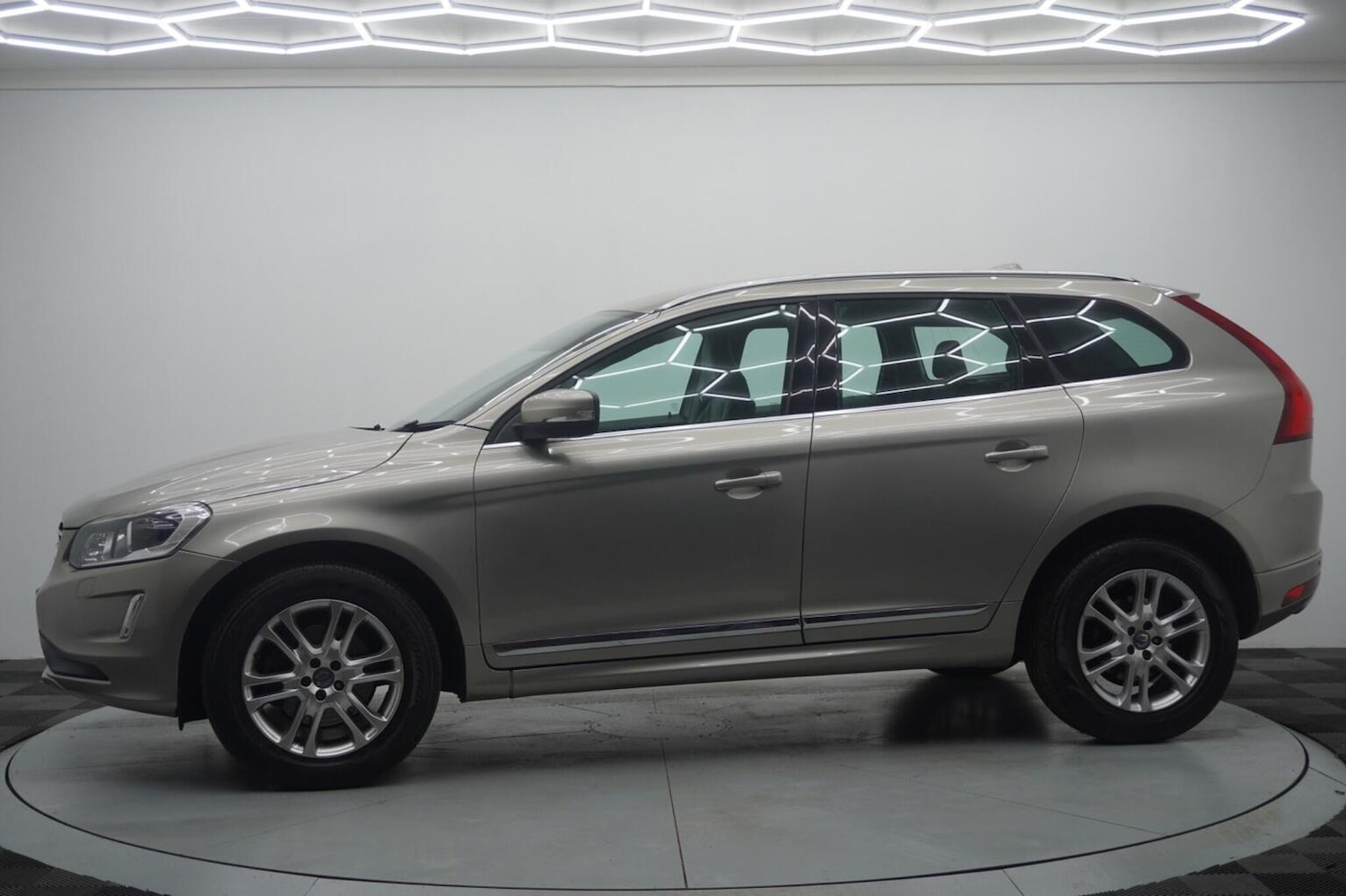 Used Volvo XC60 2015 for sale - 77622448: Photo 4