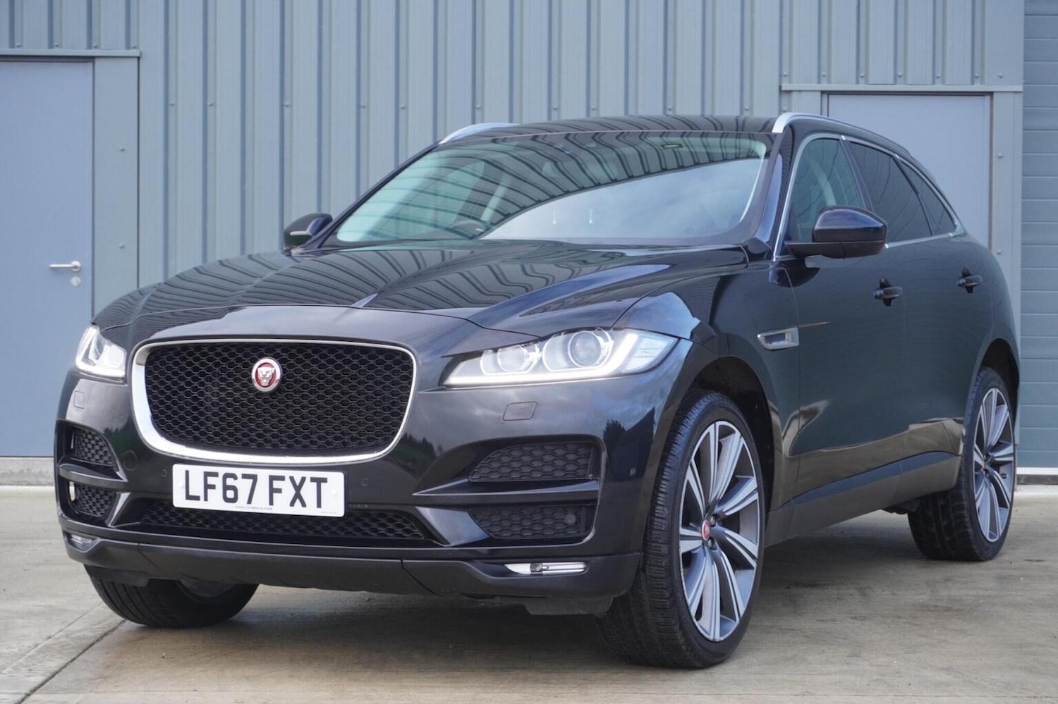 Used Jaguar F-Pace 2017 for sale - 76446028: Photo 2