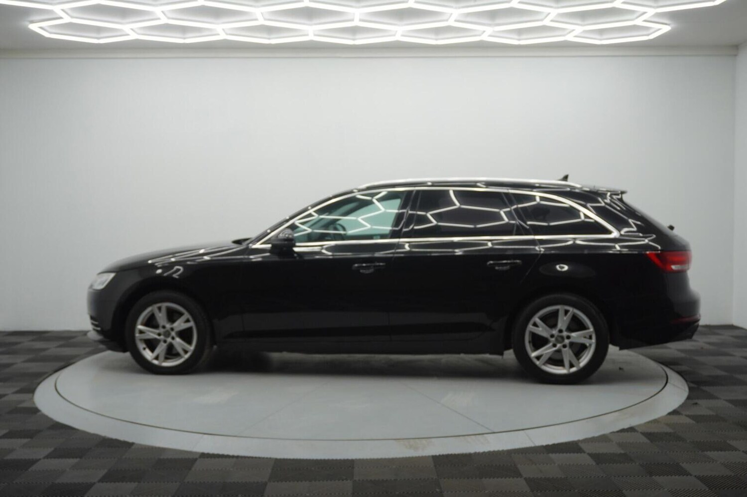 Used Audi A4 Avant 2017 for sale - 76482945: Photo 14