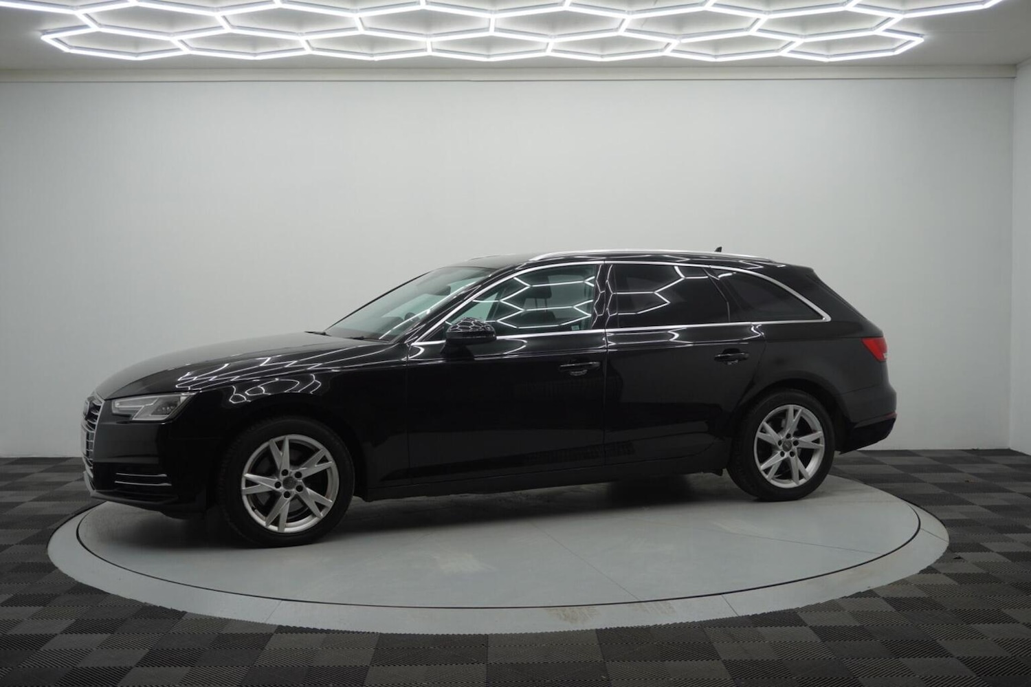 Used Audi A4 Avant 2017 for sale - 76482945: Photo 16