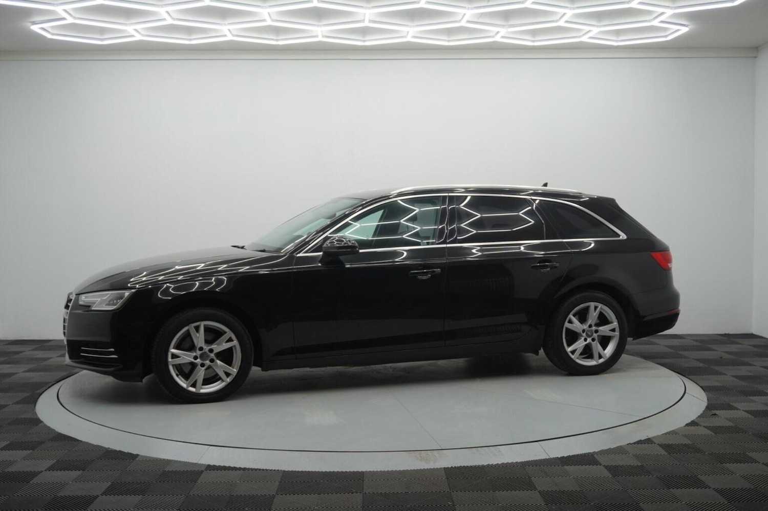 Used Audi A4 Avant 2017 for sale - 76482945: Photo 17