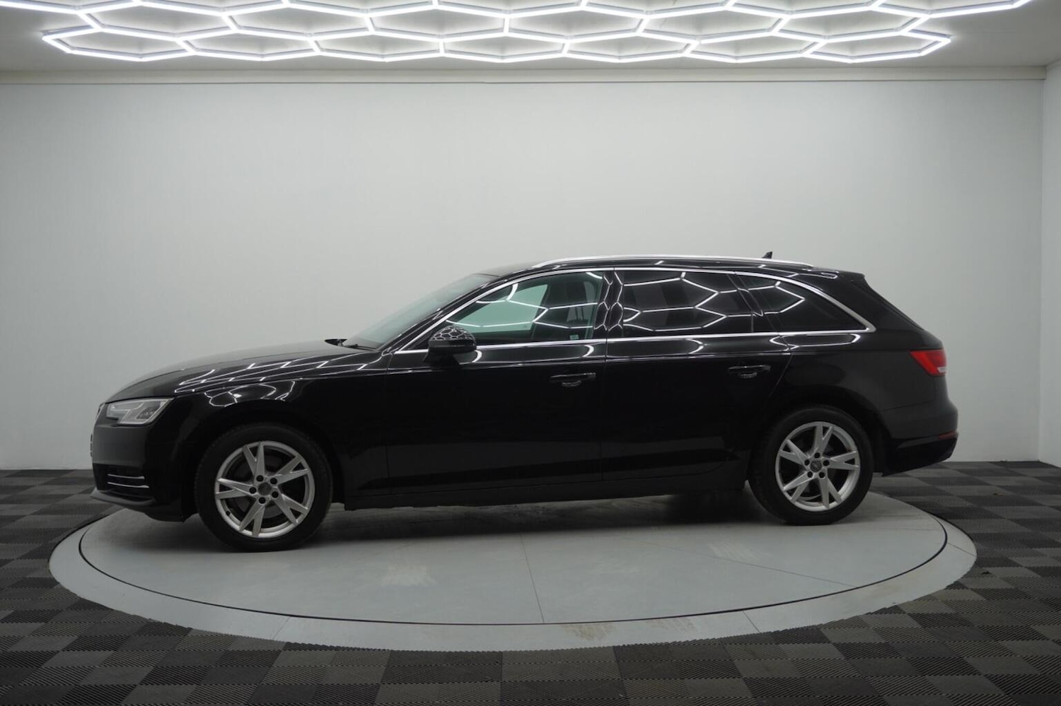 Used Audi A4 Avant 2017 for sale - 76482945: Photo 18