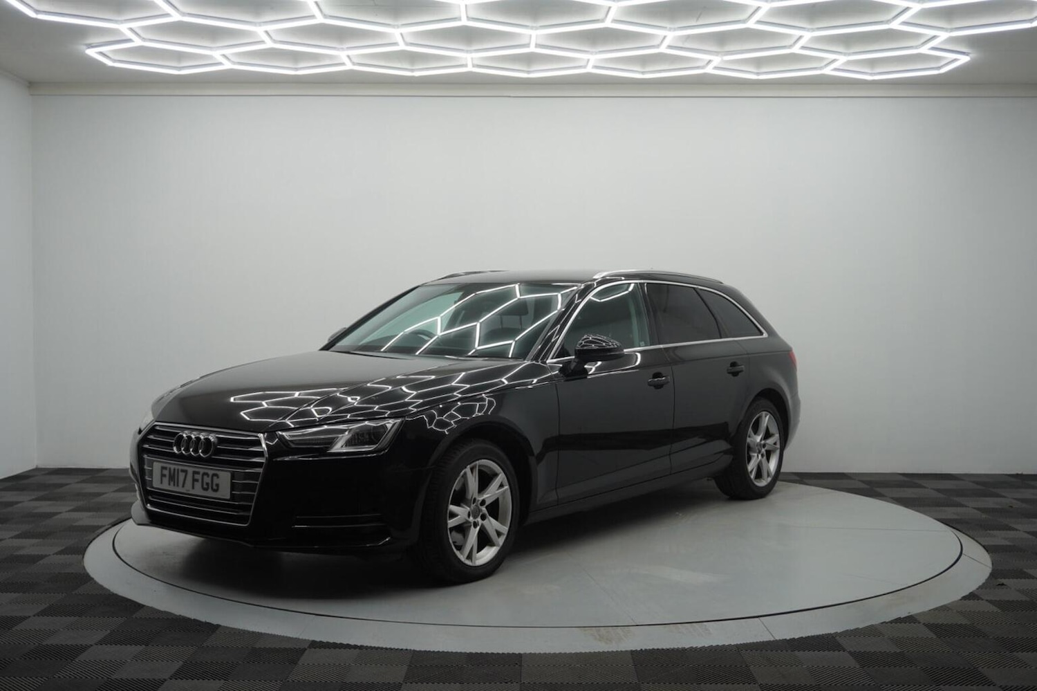 Used Audi A4 Avant 2017 for sale - 76482945: Photo 2