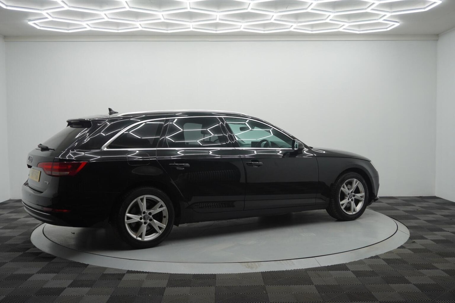 Used Audi A4 Avant 2017 for sale - 76482945: Photo 3