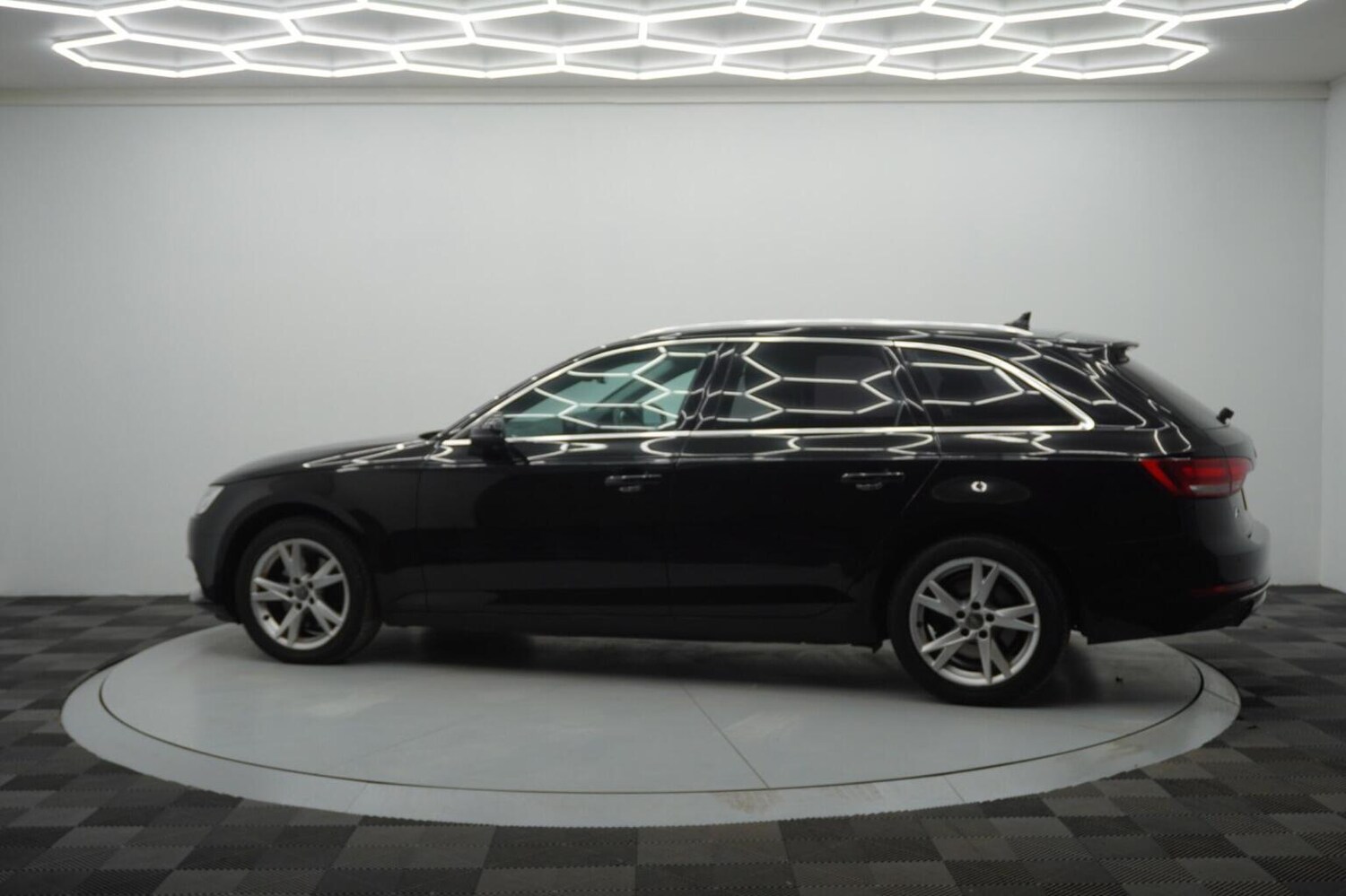 Used Audi A4 Avant 2017 for sale - 76482945: Photo 8