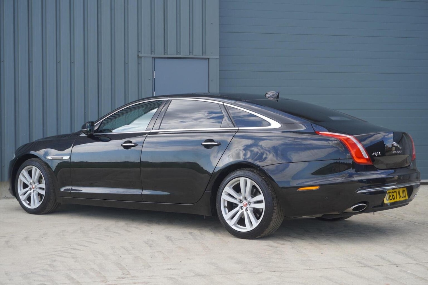 Used Jaguar XJ 2017 for sale - 76058199: Photo 2