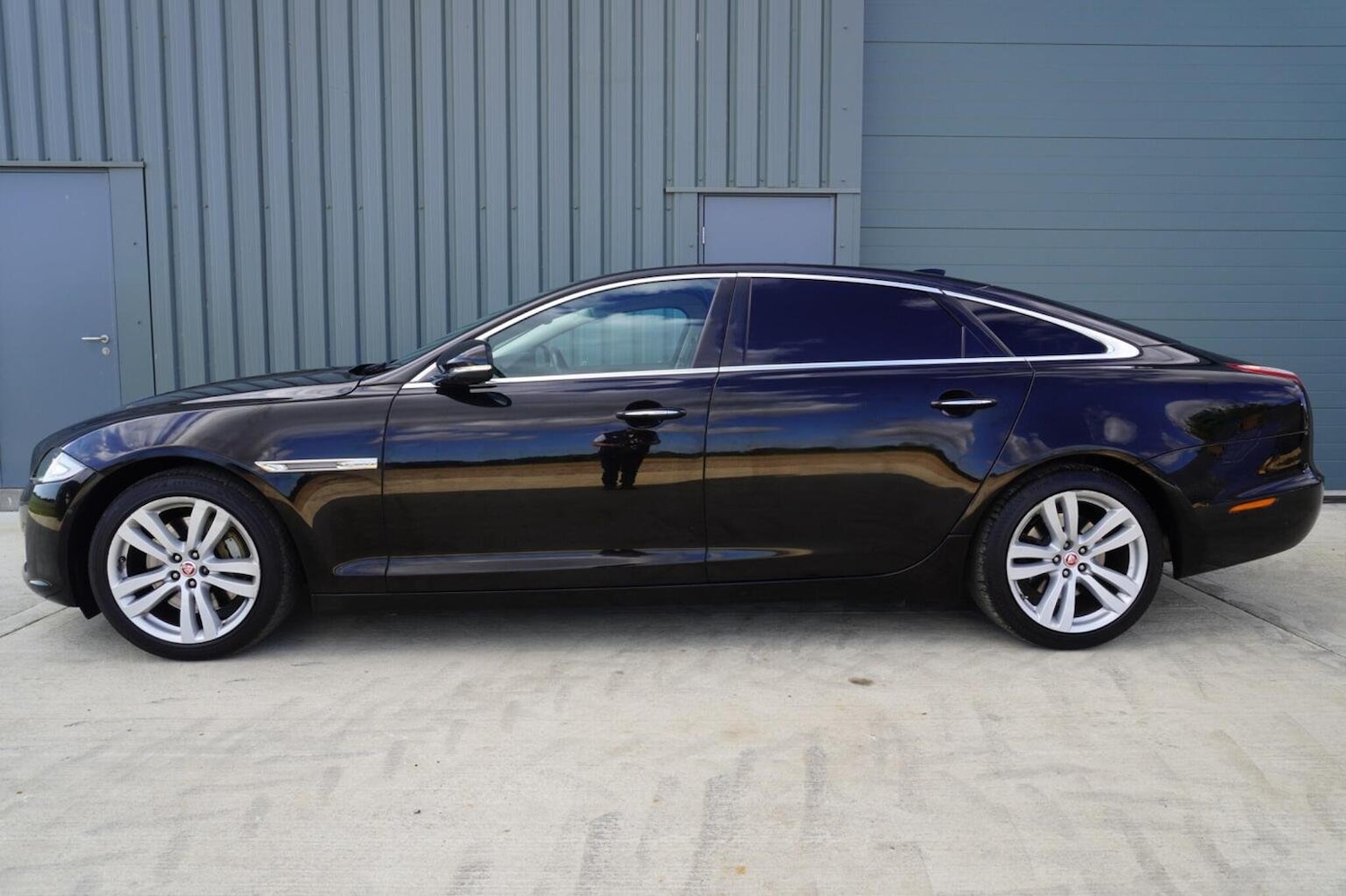 Used Jaguar XJ 2017 for sale - 76058199: Photo 3