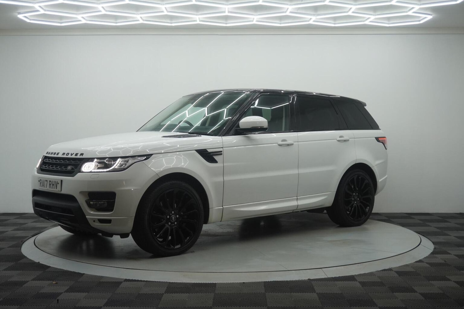 Used Land Rover Range Rover Sport 2017 for sale - 76712755: Photo 2