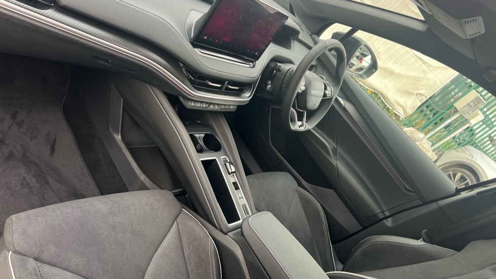 Used Skoda Enyaq 2025 for sale - 76948460: Photo 2