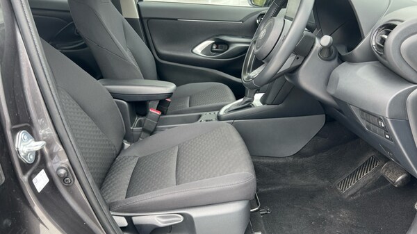 Used Toyota Yaris Cross 2024 for sale - 75641219: Photo 30