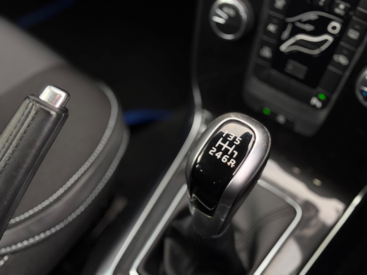 Used Volvo V40 2016 for sale - 76562351: Photo 37