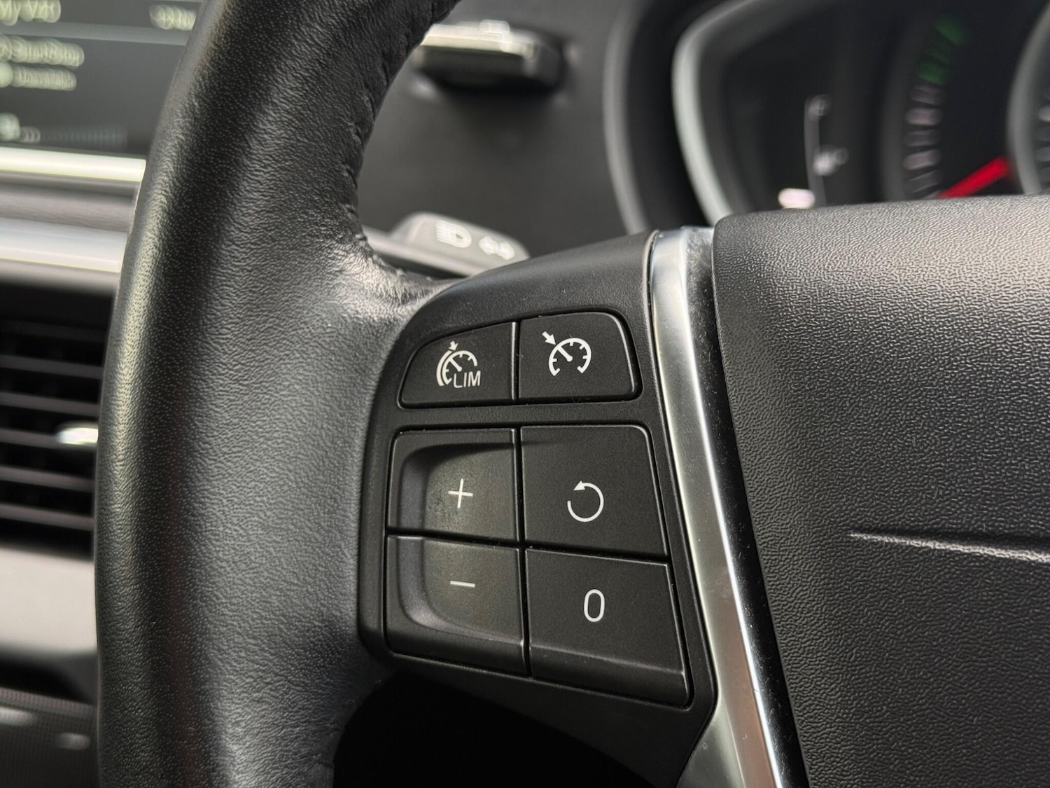 Used Volvo V40 2016 for sale - 76562351: Photo 41