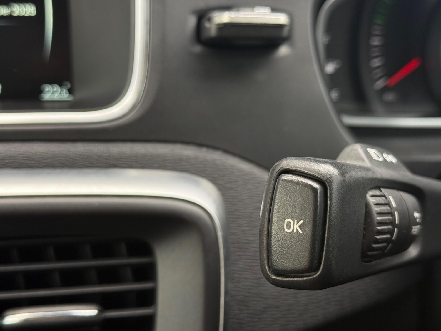 Used Volvo V40 2016 for sale - 76562351: Photo 43