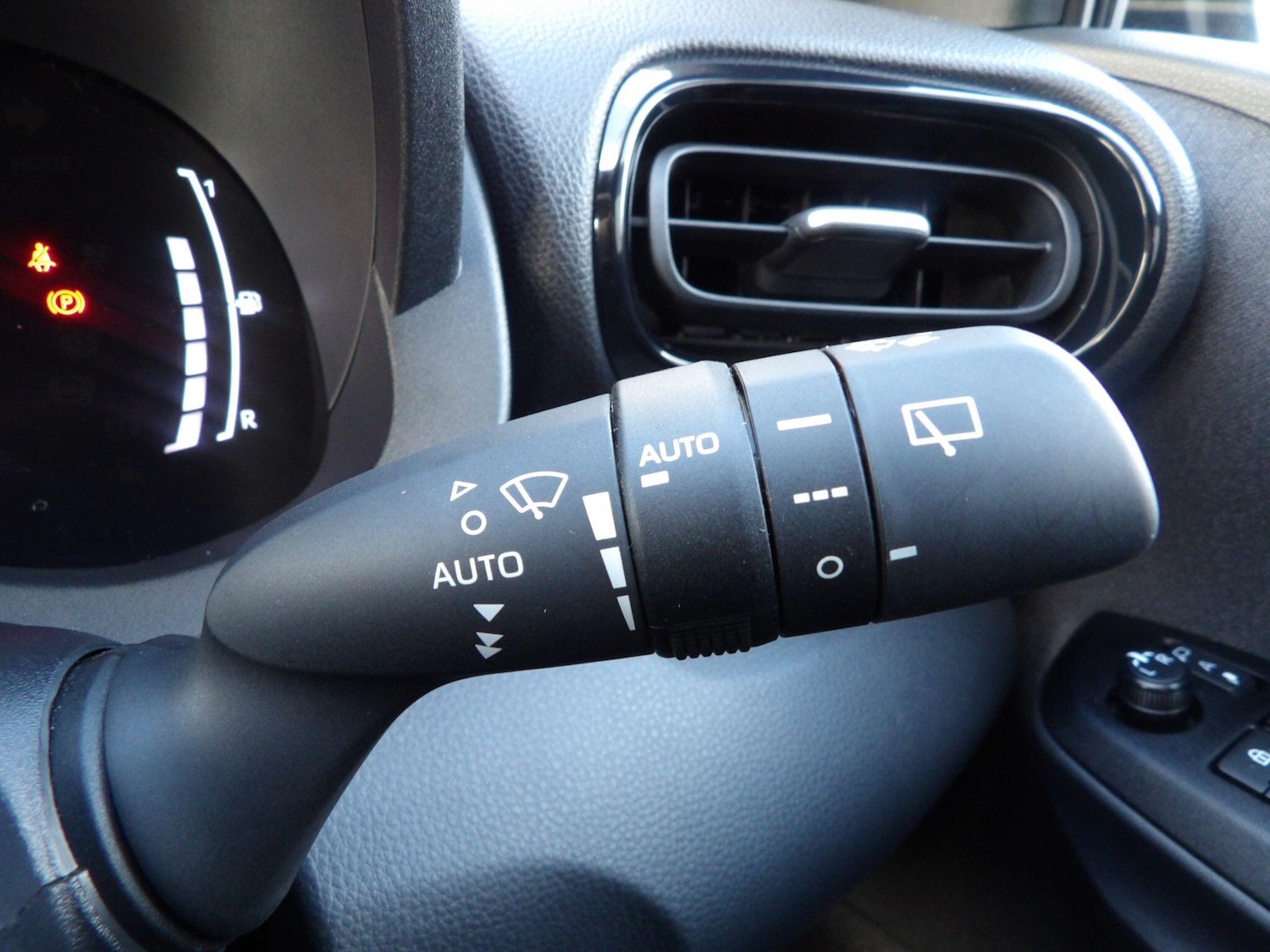 Used Mazda Mazda2 HYBRID 2024 for sale - 76918619: Photo 15