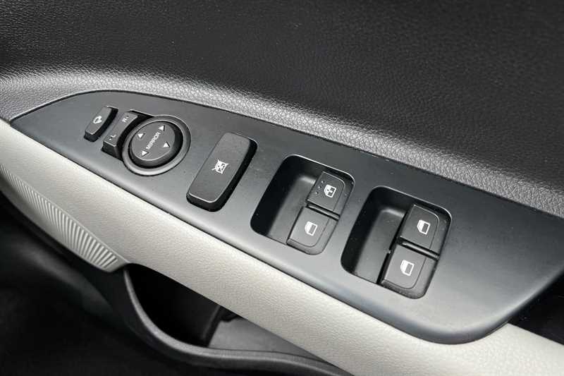 Used Kia Stonic 2018 for sale - 76448937: Photo 16