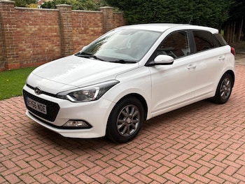 Used Hyundai i20 2017 for sale - 76398975: Photo