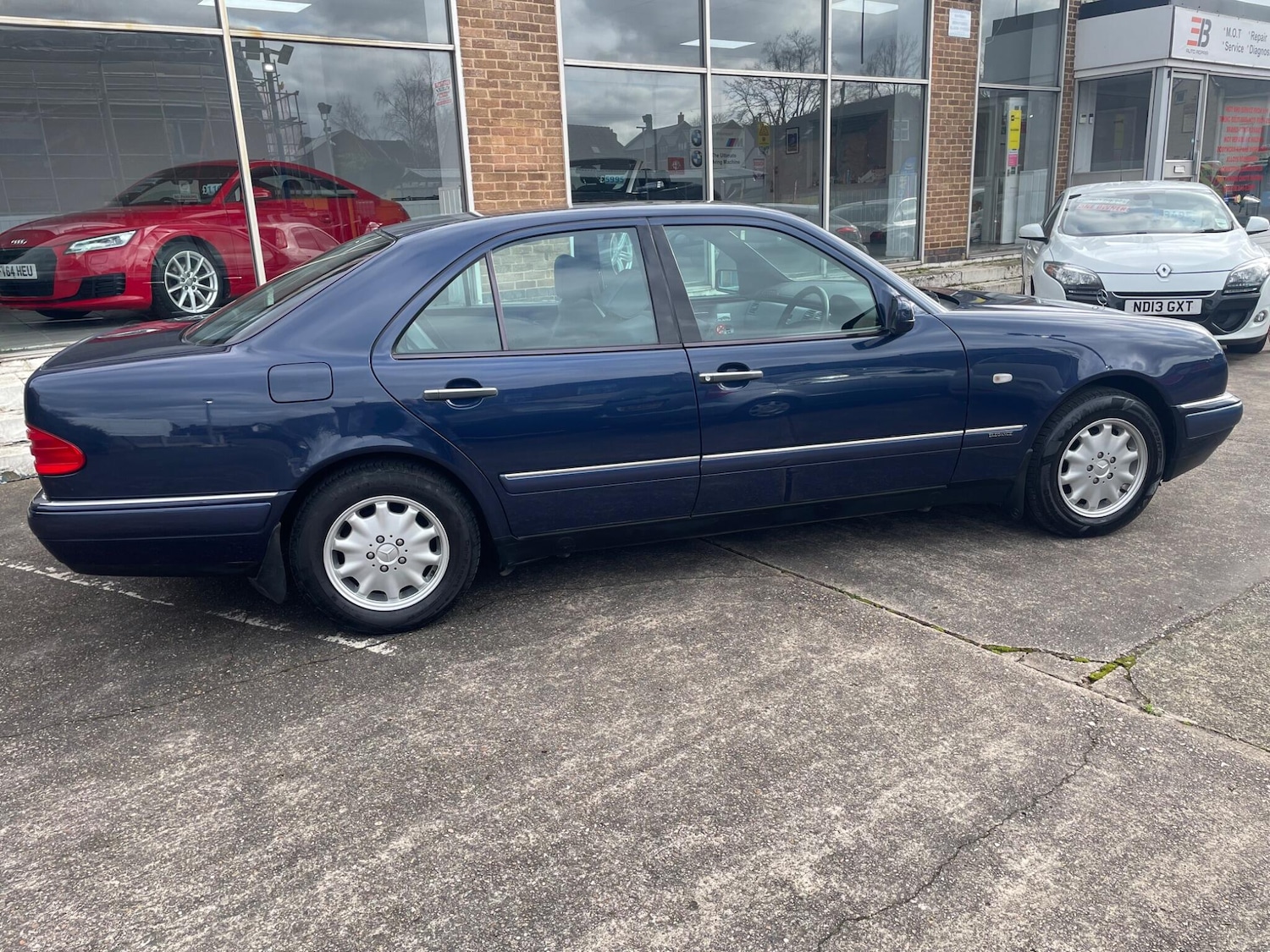 Used Mercedes-Benz E Class for sale - 77753903: Photo 5