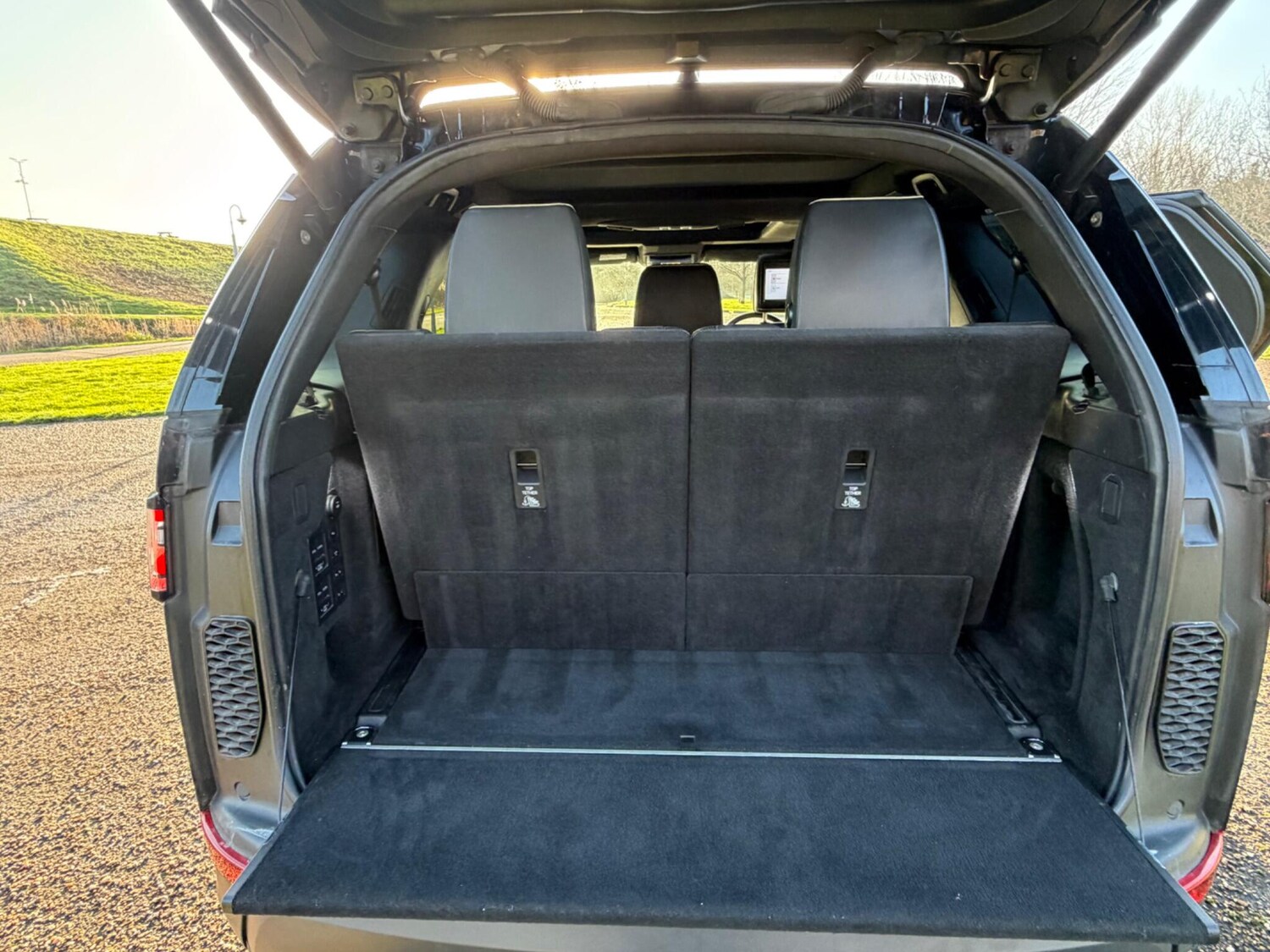 Used Land Rover Discovery 2017 for sale - 77341100: Photo 20