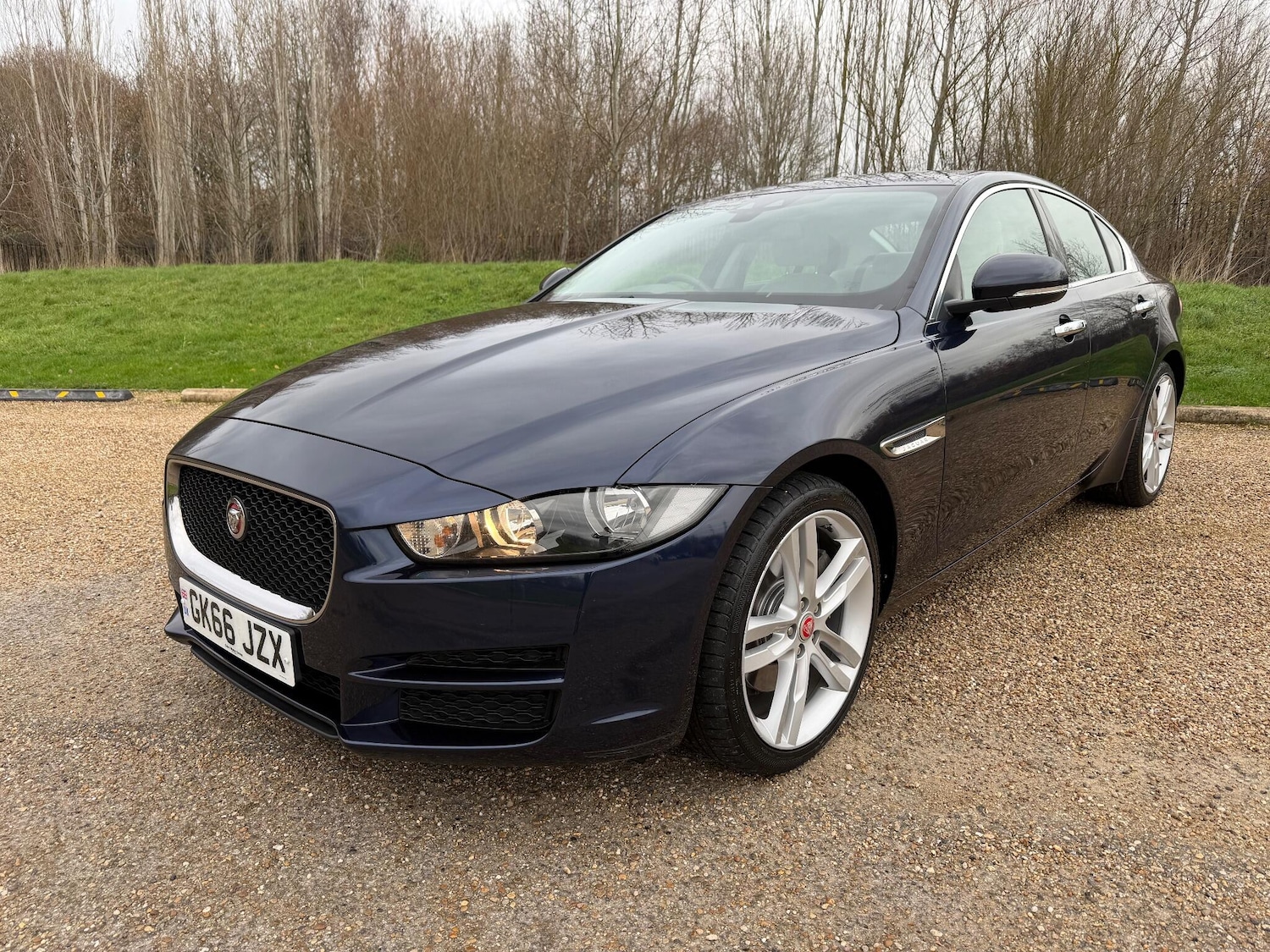Used Jaguar XE 2016 for sale - 77346293: Photo 2