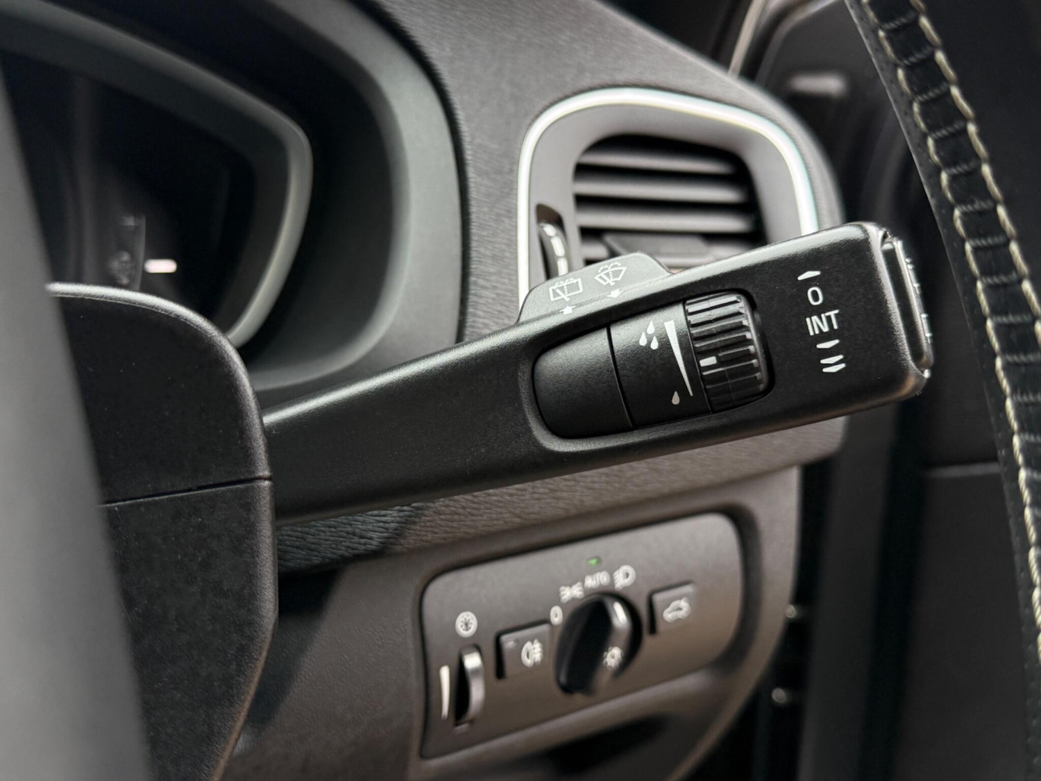 Used Volvo V40 2018 for sale - 76314802: Photo 32