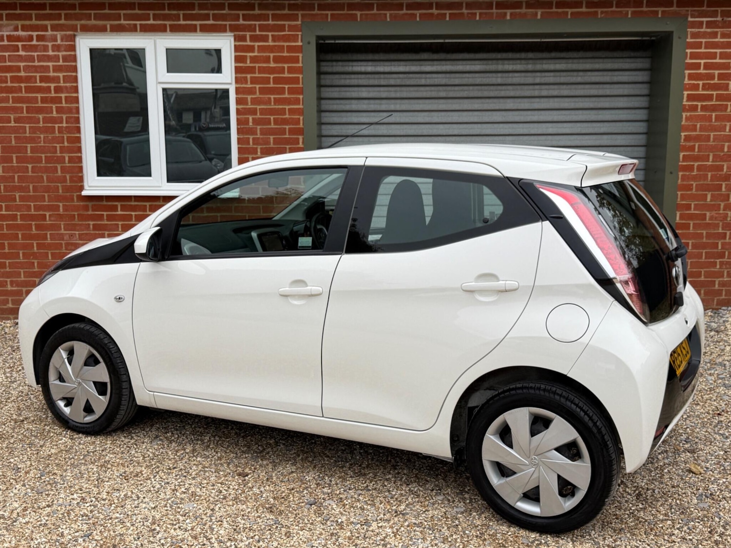 Used Toyota AYGO 2015 for sale - 76378045: Photo 2