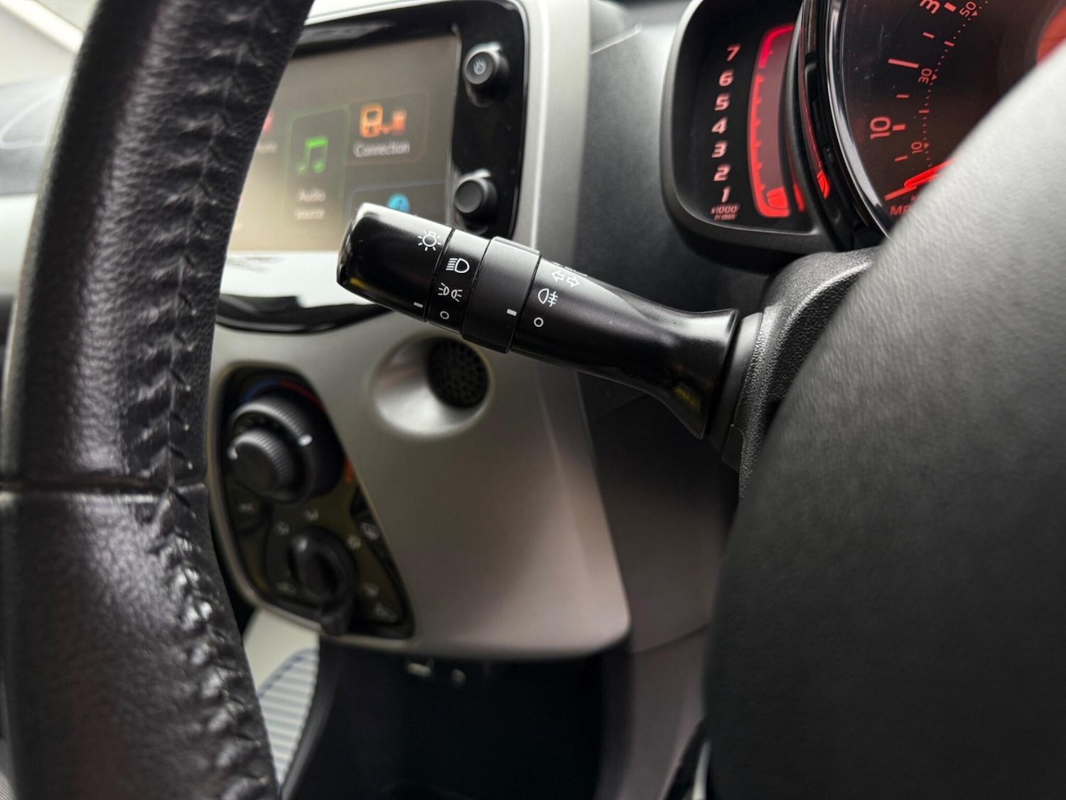 Used Toyota AYGO 2015 for sale - 76378045: Photo 28