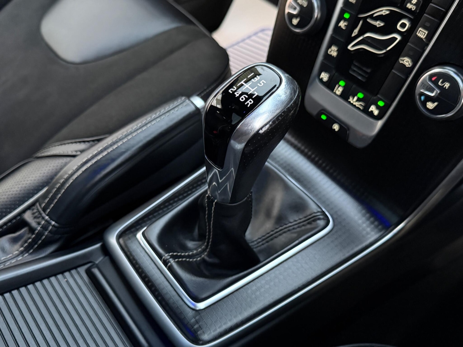 Used Volvo V40 2018 for sale - 77052507: Photo 16