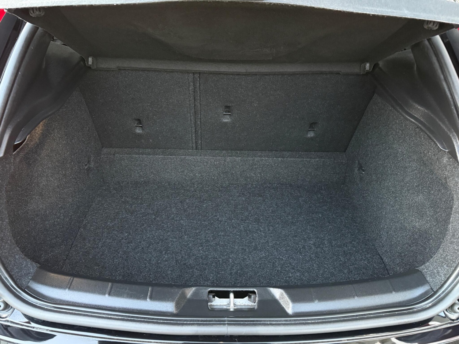 Used Volvo V40 2018 for sale - 77052507: Photo 24