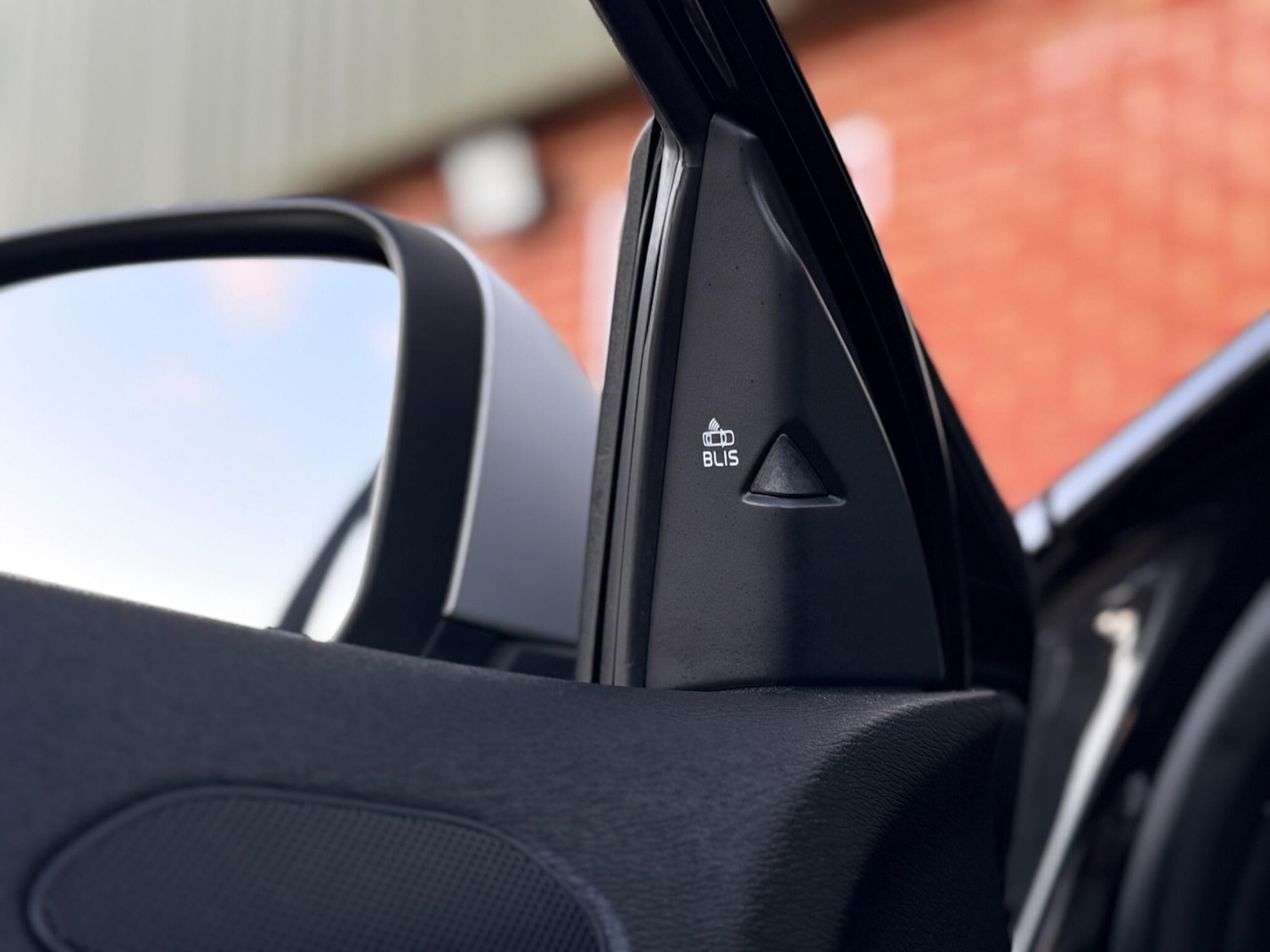 Used Volvo V40 2018 for sale - 77052507: Photo 33