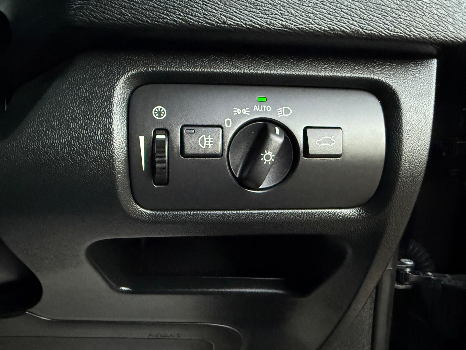 Used Volvo V40 2018 for sale - 77052507: Photo 40