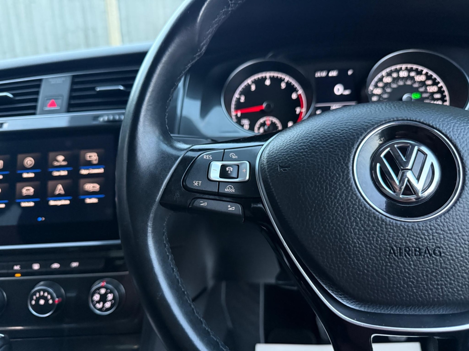 Used Volkswagen Golf 2017 for sale - 77001971: Photo 31