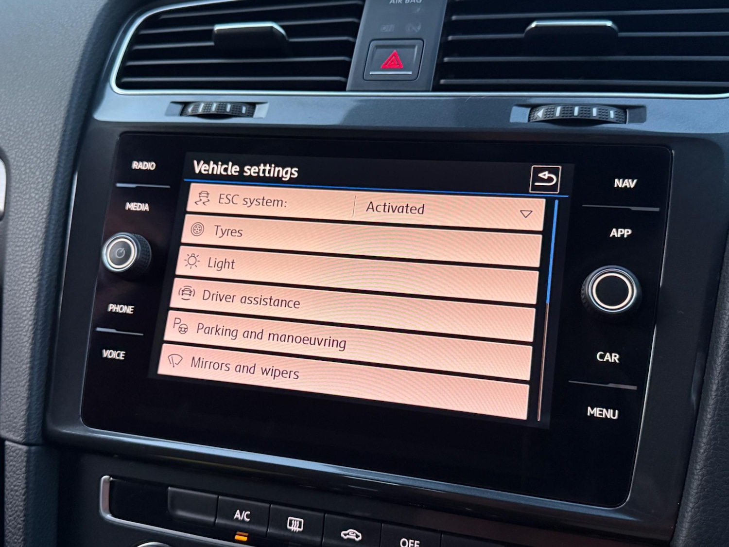 Used Volkswagen Golf 2017 for sale - 77001971: Photo 60