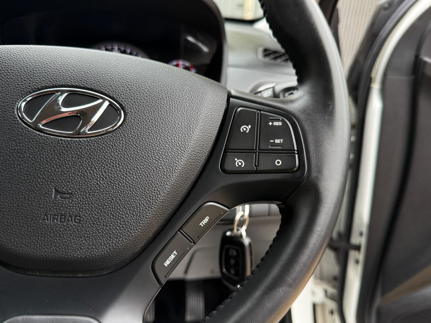 Used Hyundai i10 2018 for sale - 76337052: Photo 30