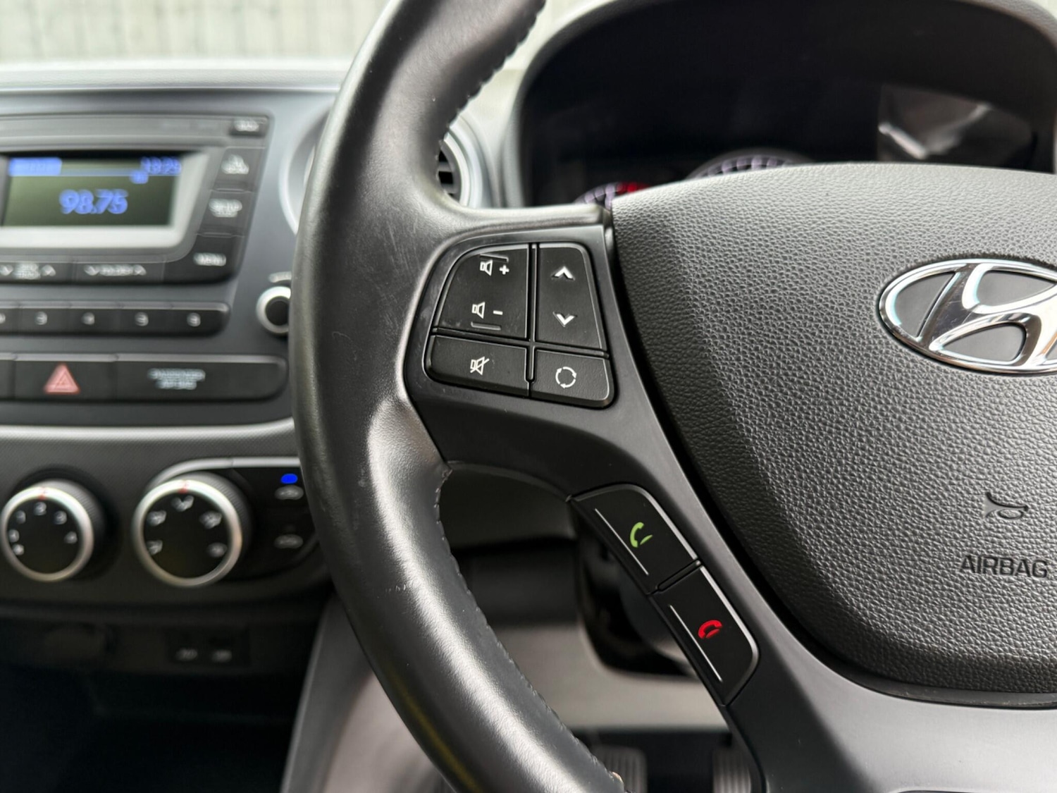 Used Hyundai i10 2018 for sale - 76337052: Photo 31