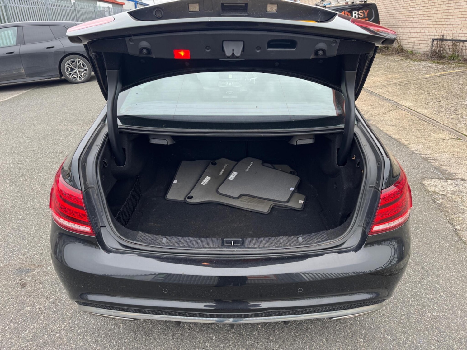 Used Mercedes-Benz E Class for sale - 77598900: Photo 27