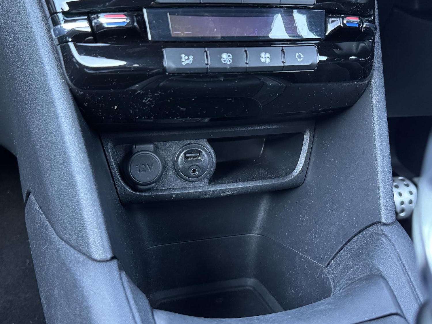 Used Peugeot 208 2015 for sale - 77248156: Photo 28