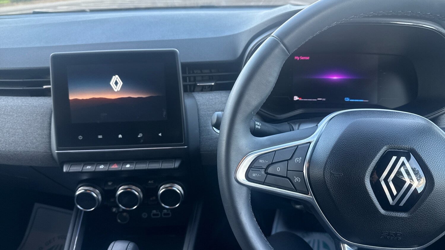 Used Renault Clio 2024 for sale - 76202075: Photo 10