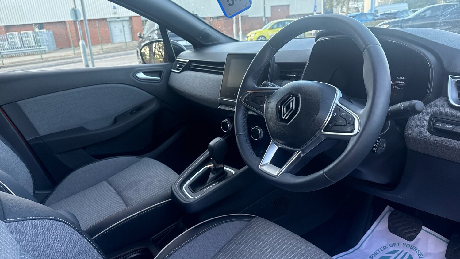 Used Renault Clio 2024 for sale - 76202075: Photo 11