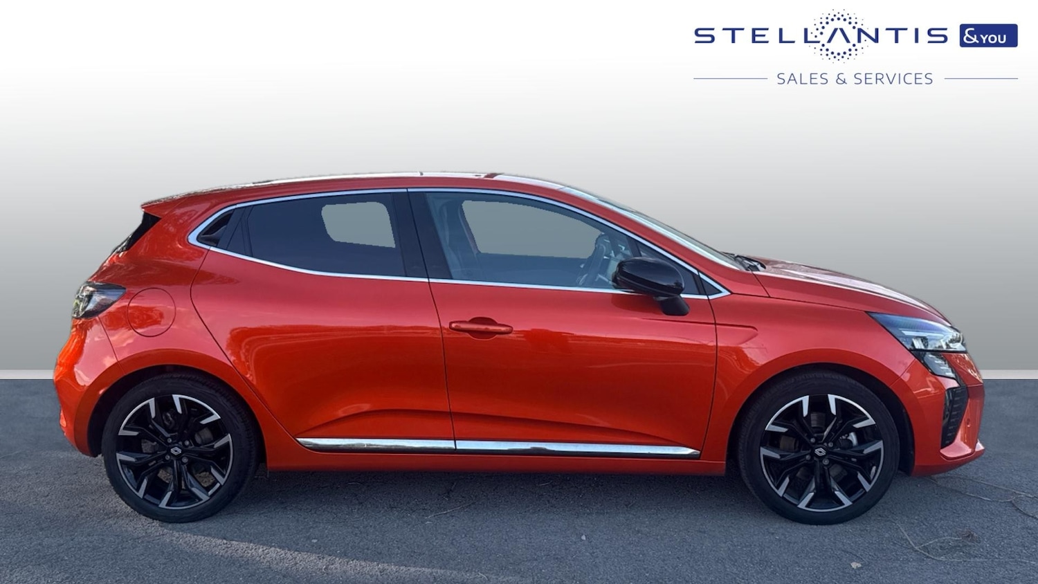 Used Renault Clio 2024 for sale - 76202075: Photo 2