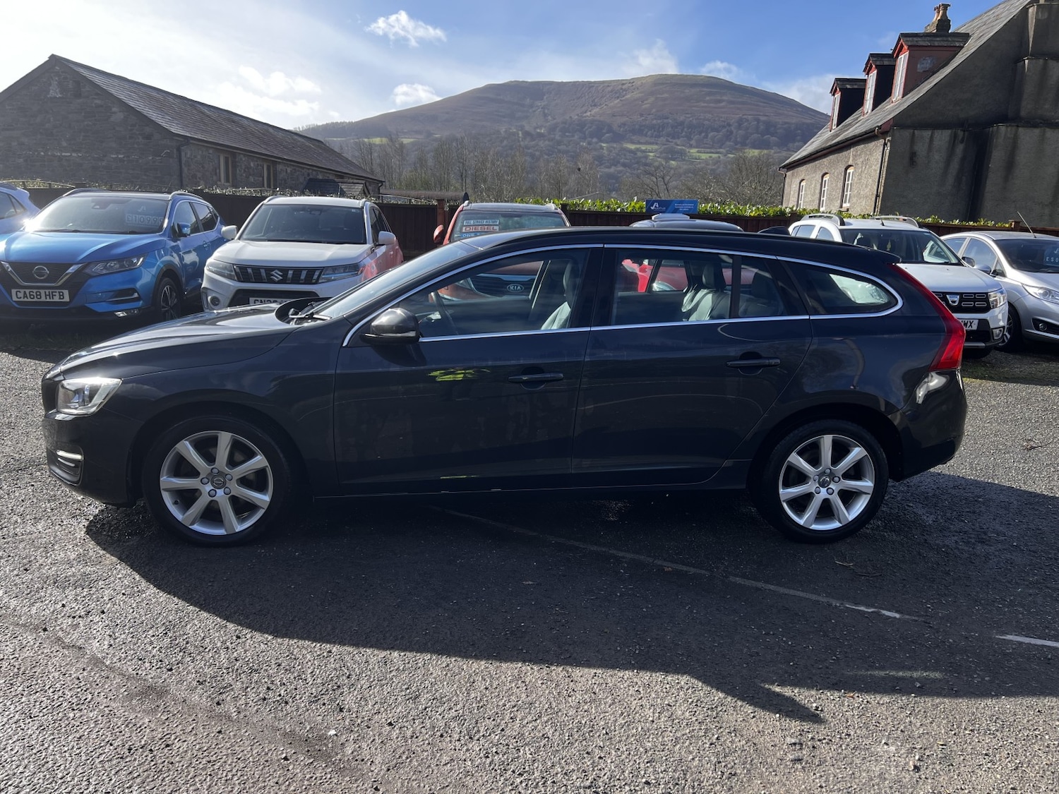 Used Volvo V60 2018 for sale - 77851378: Photo 2