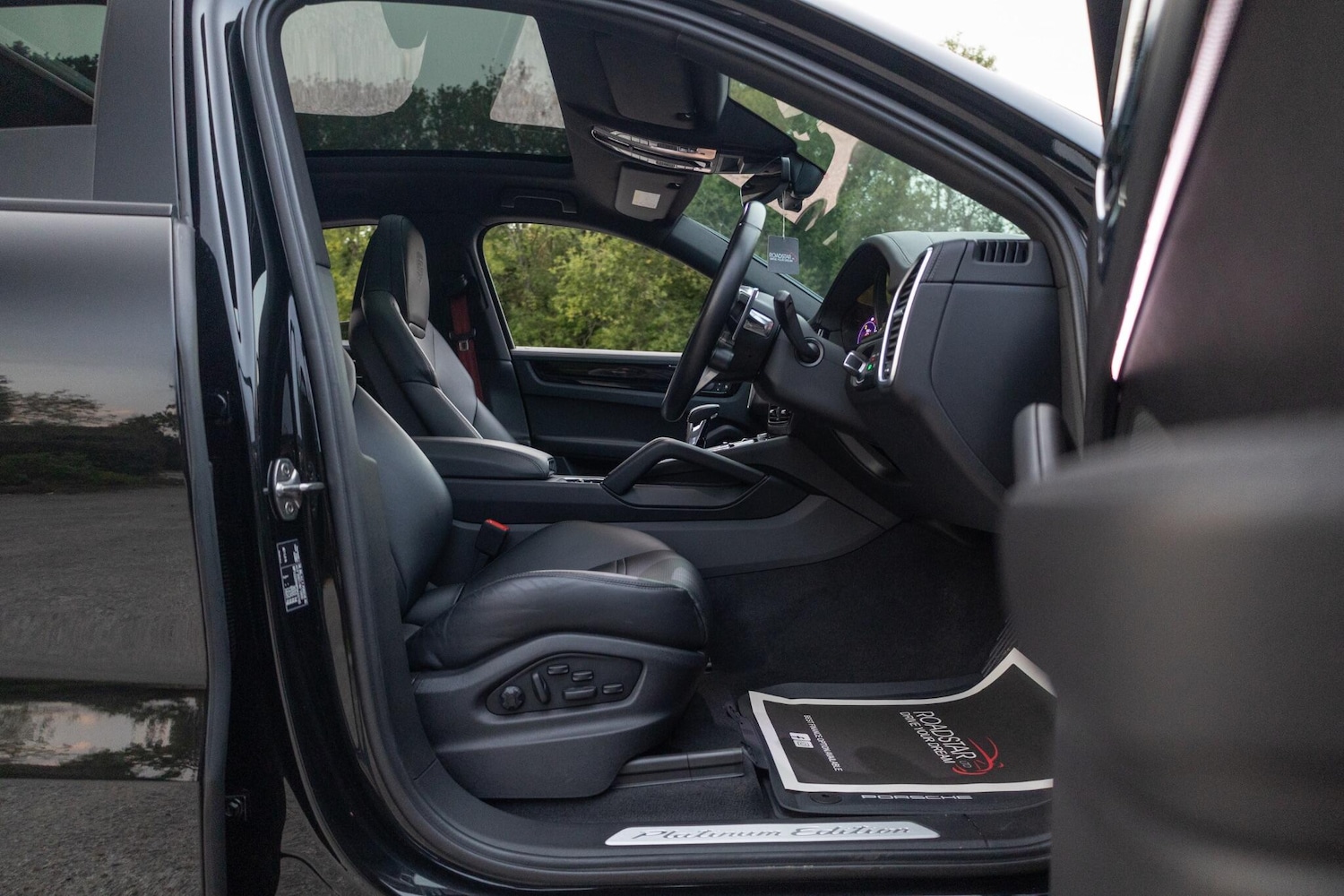 Used Porsche Cayenne 2023 for sale - 76042952: Photo 2
