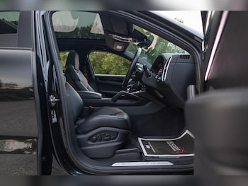 Used Porsche Cayenne 2023 for sale - 76042952: Photo 2