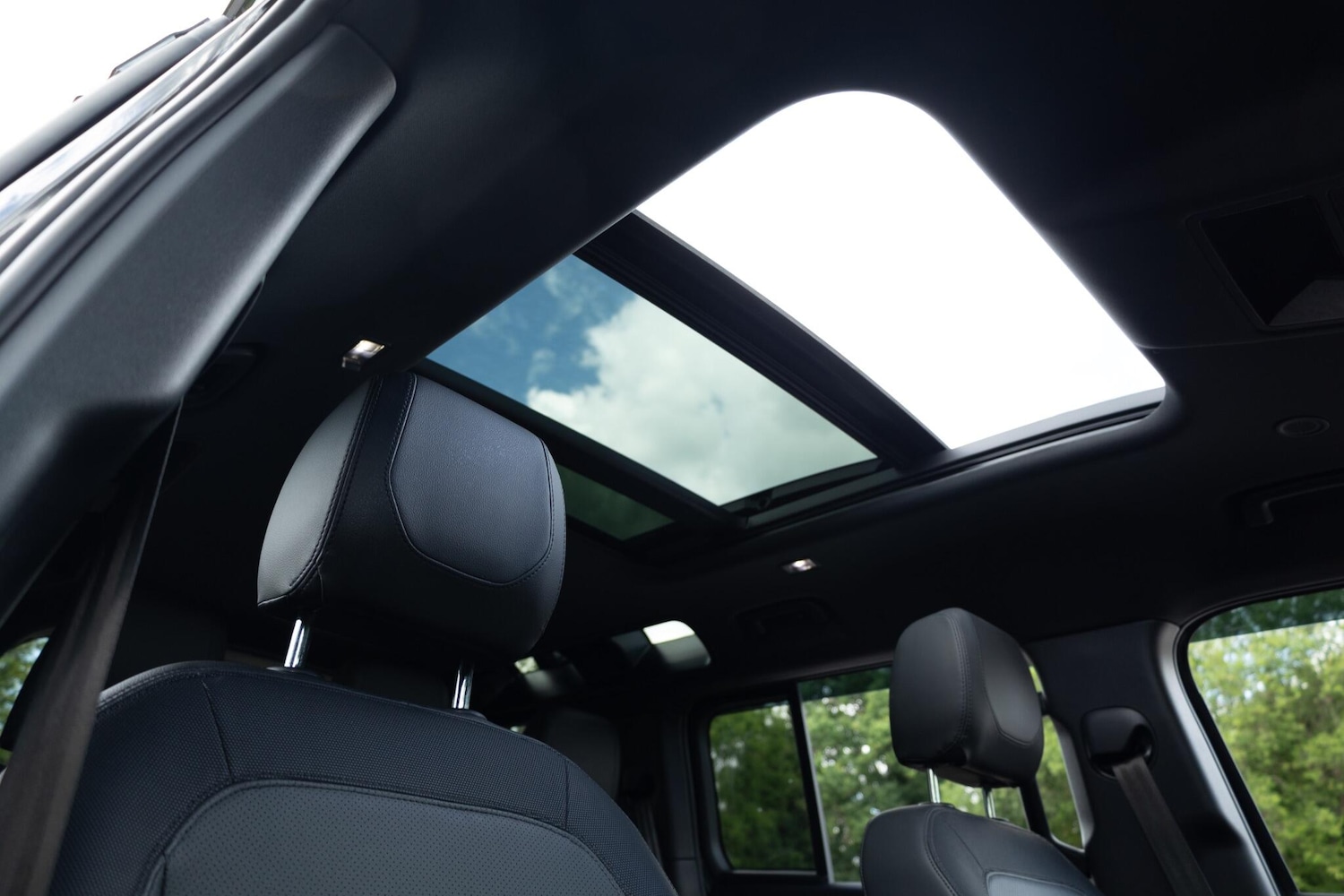 Used Land Rover Defender 2024 for sale - 76988683: Photo 2