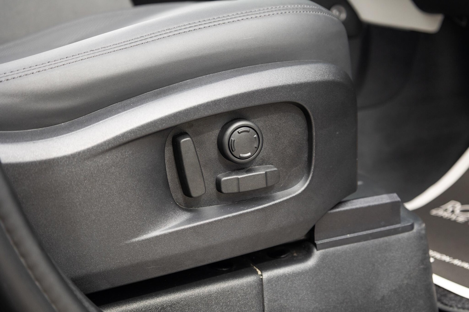 Used Land Rover Defender 2024 for sale - 76988683: Photo 9