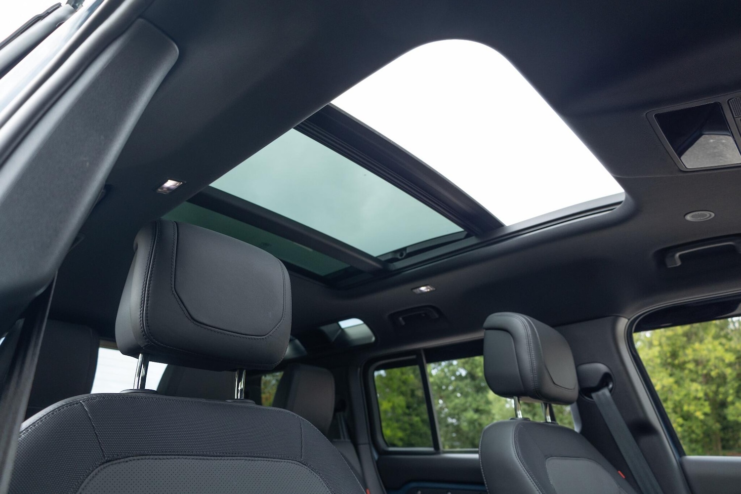 Used Land Rover Defender 110 2022 for sale - 76597338: Photo 2