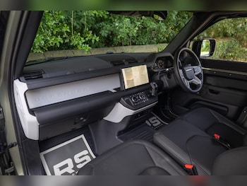 Used Land Rover Defender 90 2024 for sale - 79590234: Photo