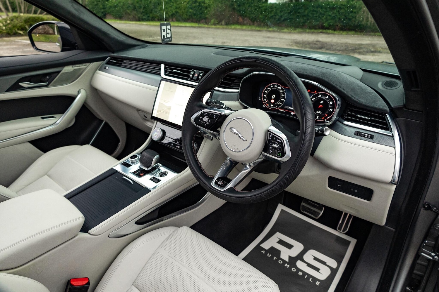 Used Jaguar F-Pace 2023 for sale - 77215455: Photo 2