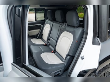 Used Land Rover Defender 2023 for sale - 79158572: Photo