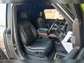 Used Land Rover Defender 90 2024 for sale - 78416011: Photo
