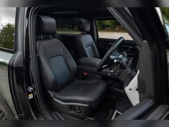 Used Land Rover Defender 90 2025 for sale - 76024362: Photo